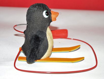 null Japon: pingouin mécanique à ski, sur roulettes, ailes mobiles, avec commande....