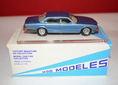 null (2) MOG MODELES, 1 Jaguar XJ 6 de 1989 verte en résine et 1 Jaguar Daimler de...