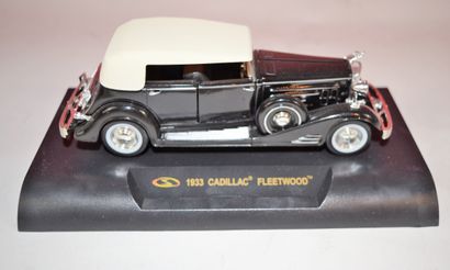 null Signature Models: 2 brand new 1/32 cars in box:

1933 Cadillac Fleetwood, black

1936...