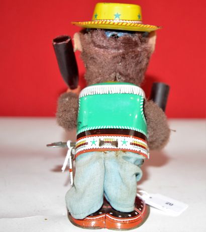 null TN Japan: Mechanical juggling bear in cowboy outfit. Height: 16 cm.