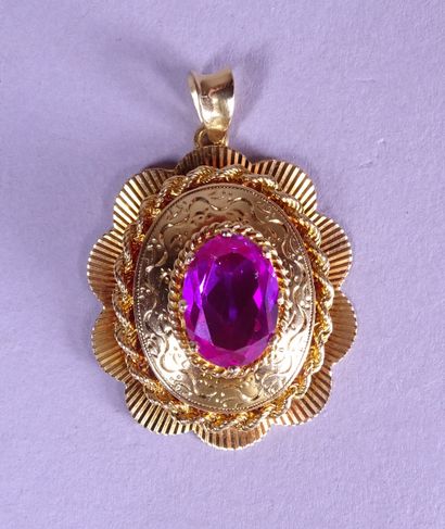 null Jewel: Pendant in 18K yellow gold set with a synthetic ruby P: 13,4gr
