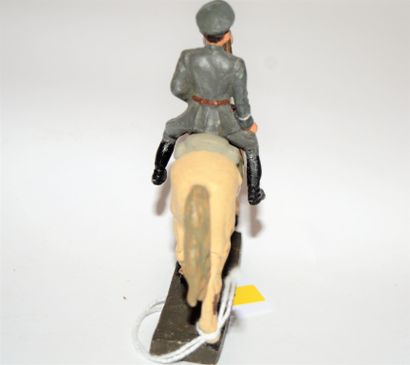null LINEOL: a Russian officer on horseback. Rare. Good condition.