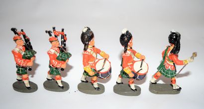 null ELASTOLIN, circa 1960: 12 Scottish soldiers marching, series with metal bagpipes....