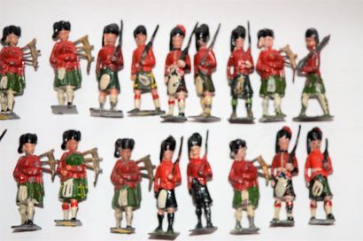 null BRITAINS/CRESCENT and others: set of 24 Scottish soldiers on parade. Fair c...