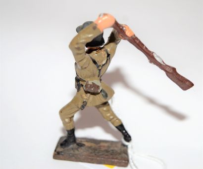 null 
LINEOL: Finnish soldier at the fire, brandishing his rifle. Height: 8 cm. Good...