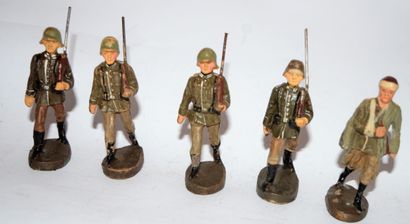 null ELASTOLIN (5): 4 soldiers on parade and one wounded. Good condition (accident...