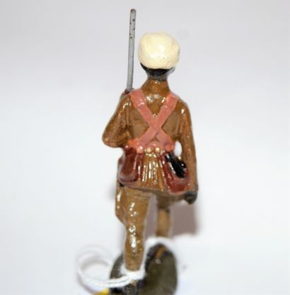 null ELASTOLIN: 1 Hindu soldier of the British Empire marching. Very good condit...