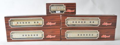 null LILIPUT (5) Red Cross cars and wagons: 4 cars - one freight car 253 26 (MB)