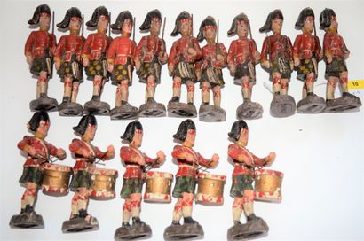 null ELASTOLIN, large scale (11 cm): England, 16 Scotsmen marching, including 5 drummers....