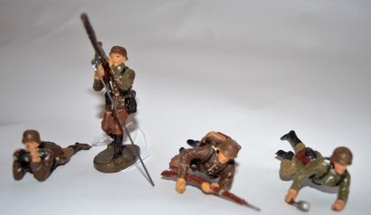null ELASTOLIN: Hungary: 4 soldiers at the fire. Very good condition.