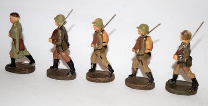 null ELASTOLIN (5): 4 soldiers on parade and one wounded. Good condition (accident...