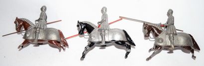 null BRITAINS: Ref. 1308, 10 knights, 3 on horseback. Damage and missing parts.