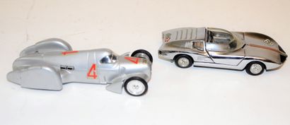 null (2) voitures de courses au 1/43ème:

-BRUMM Audi N. 4, grise

-Tekno Monza GT...