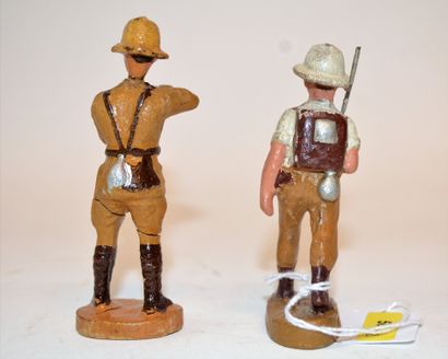 null CLAIRON: 2 colonial soldiers in composition. Cracks on legs/head/gun on one,...
