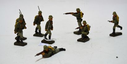 null LINEOL (8) soldats allemands en positions diverses : un off. marchant, 3x fantasssins,...