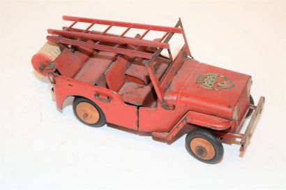 null J.R.D: Mechanical sheet metal jeep "Pompiers de Paris", wooden wheels, key missing....