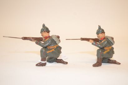 null Deux soldats Allemands de la guerre 14/18. Fabrication française, bon état (légers...