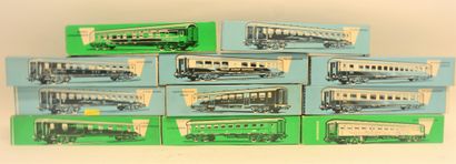 null MÄRKLIN (11) passenger cars, 4 axles, good condition in blue and green boxes...