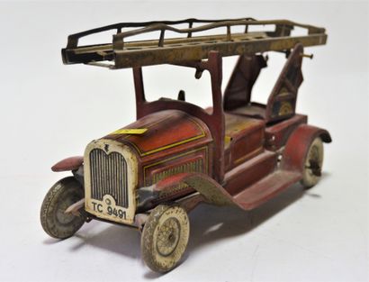 null TIPP&CO, fire truck with ladder, lithographed sheet metal, mechanical engine,...