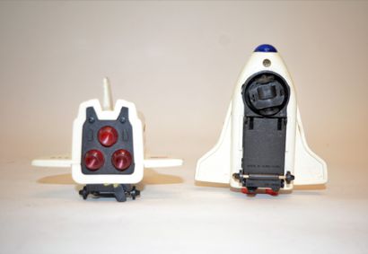 null Two plastic US space shuttles, battery operated, length: 12 cm and two metal...