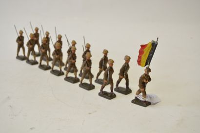 null LINEOL (15) Belgian soldiers on parade, one officer, one flag bearer, 13 infantrymen...