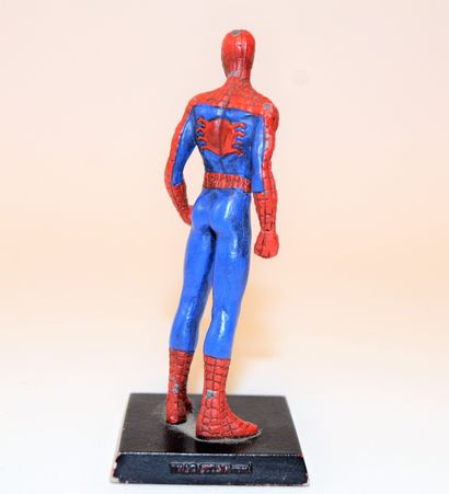null Spiderman: Marvel lead figurine 2005. Height: 8 cm. Some paint chips.