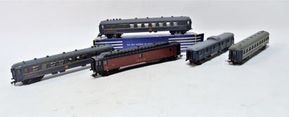 null (5) passenger cars, 4x blue CIWL & 1x brown post:

- HORNBY HO France : dining...