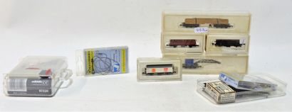 null MÄRKLIN (5) freight cars (MB) + various accessories