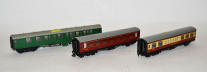 null HORNBY DUBLO (3) passenger cars:

cream and red restaurant car, 4 axles, (sheet...