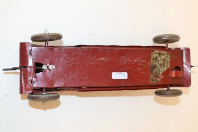 null Mechanical racing car in sheet metal, red. Years 20/30. Length: 32 cm.