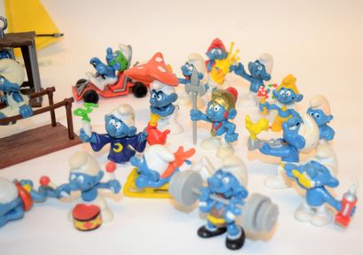 null SCHLEICH: important lot of 30 Smurfs with accessories. Early 80's.