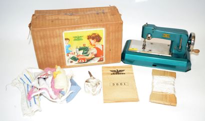 null CASAIGE: metal sewing machine for children. In its original box, with instructions...