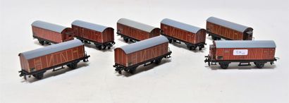null TRIX MODELL (8) closed freight cars, litho in brown, 2 axles (E)