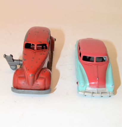 null 2 voitures: SOLIDO voiture, tôle rouge,mécanique, avec clé, années 30/40 (écaillures);...
