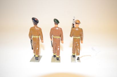 null M.I.M (Belgique): 3 soldats Anglais en plomb (Infanterie, commando, Ecossais),...