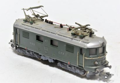 null (8) HO passenger cars:

- Rivarossi, green DB cars, 30cm (MB)

- ROCO (3) BLS...