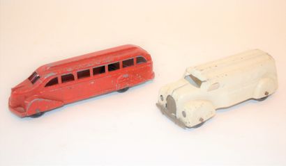 null Metal truck and bus, 1930s/40s:

-WYANDOTTE TOYS, USA: white truck, L: 16 cm

-METAL...