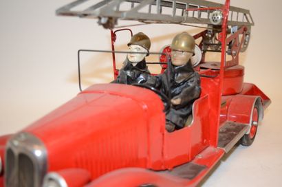 null Citroën: Mechanical fire truck in sheet metal with 2 figures. L: 46 cm. Restorations...