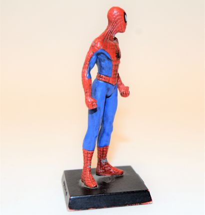 null Spiderman: Marvel lead figurine 2005. Height: 8 cm. Some paint chips.