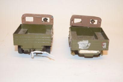 null BRITAINS: P/N 1877, 2 Lorry Beetle trucks, no box, good condition (white tyre...