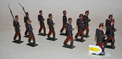 null FRANCE fin XIXe, (12) soldats français en tôle peinte, en tuniques bleues et...