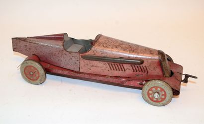 null Mechanical racing car in sheet metal, red. Years 20/30. Length: 32 cm.