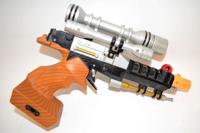 null Tiger Electronics: 2 STAR WARS Episode 1 plastic guns.

Battery operation not...
