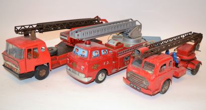 null 3 camions de Pompiers en tôle et plastique avec échelle: 

-Modern Toys (Japon):...