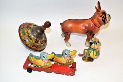 null Ensemble de 4 jouets en tôle:

-toupie "3 petits cochons", diamètre: 12 cm

-Taille...