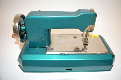 null CASAIGE: metal sewing machine for children. In its original box, with instructions...