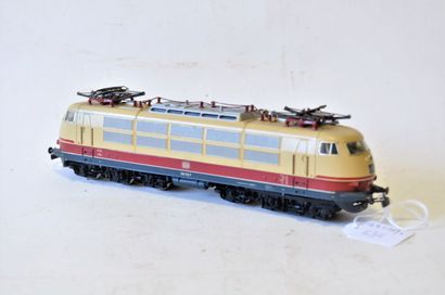 null MARKLIN 3357 (1983/85) DB CC TEE locomotive, in red and cream, two rows of ventilation...