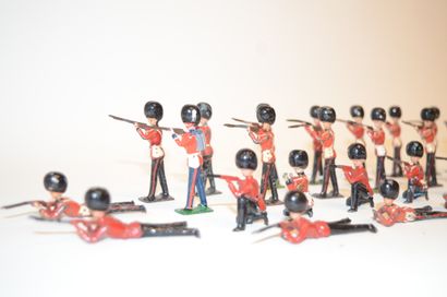 null BRITAINS: ensemble de 30 soldats anglais (grenadier/coldstream guards) formant...