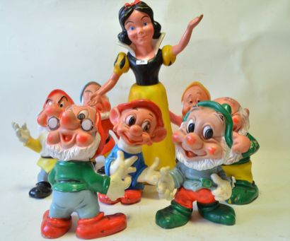 null WALT DISNEY rubber from the 70's : Snow White (ht 38cm) and the seven dwarfs...