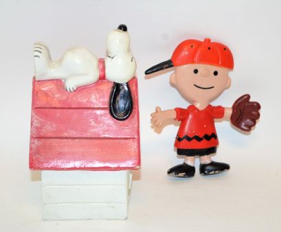 null SNOOPY and Charlie Brown:

-Ceramic money box with Snoopy lying on the floor...